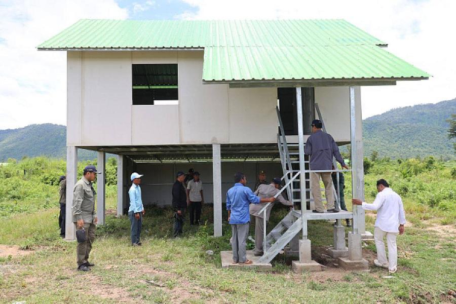 ឯកឧត្តមកិត្តិសង្គហបណ្ឌិត គន់ គីម បានដឹកនាំក្រុមការងារចុះពិនិត្យការសាងសង់ផ្ទះជូនបងប្អូនអតីតយុទ្ធជន - Image 7