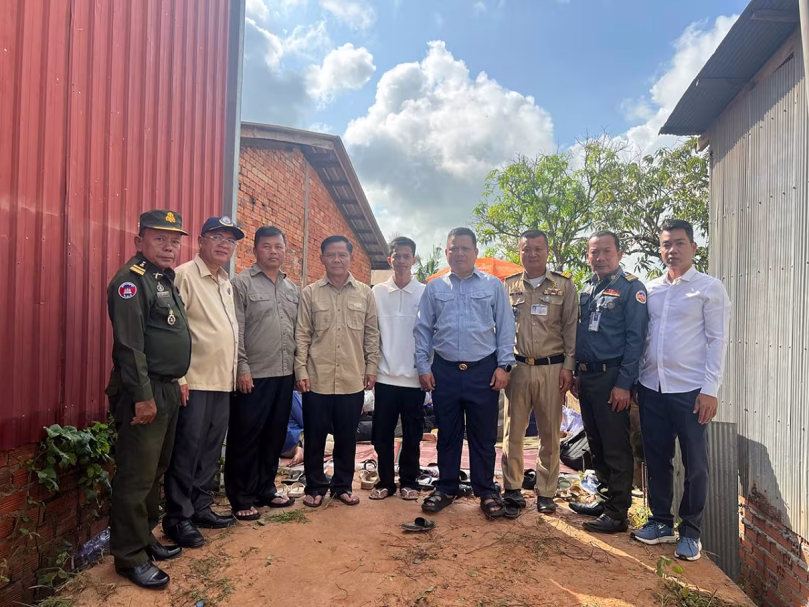 ឧត្តមសេនីយ៍ទោ ហួត សុធី ដឹកនាំក្រុមការងាររៀបចំពិធីសែនក្រុងពាលីសង់ផ្ទះជូនភរិយាកងទ័ពឈរជើងនៅប្រាសាទតាមាន់ 