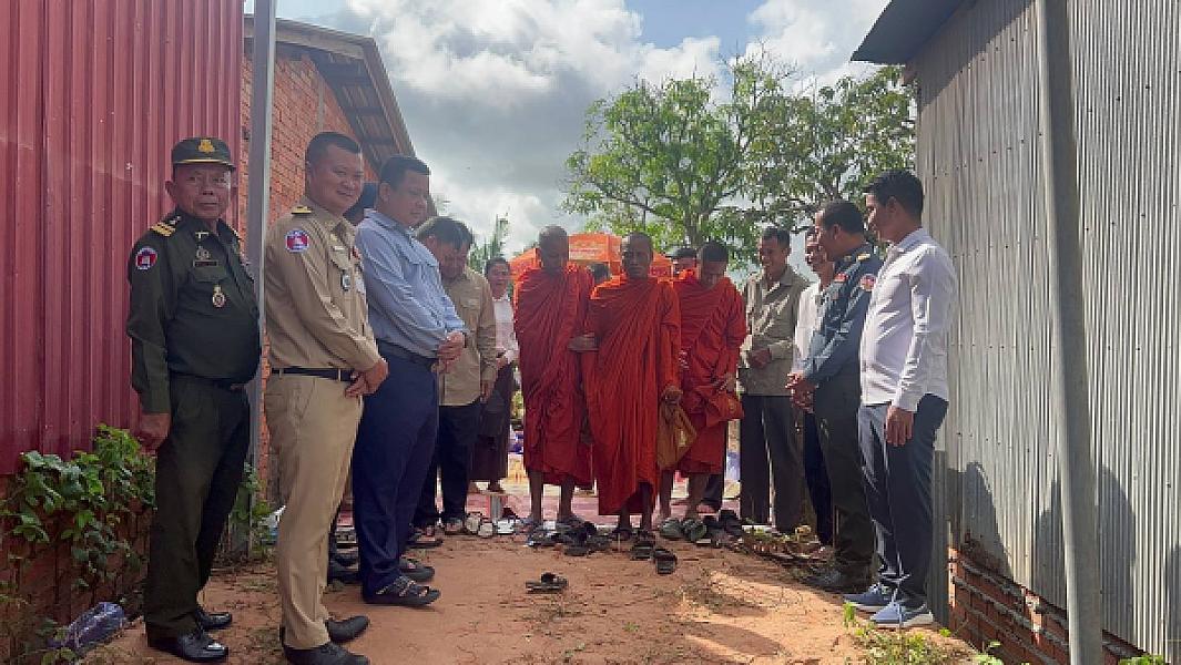 ឧត្តមសេនីយ៍ទោ ហួត សុធី ដឹកនាំក្រុមការងាររៀបចំពិធីសែនក្រុងពាលីសង់ផ្ទះជូនភរិយាកងទ័ពឈរជើងនៅប្រាសាទតាមាន់  - Image 4