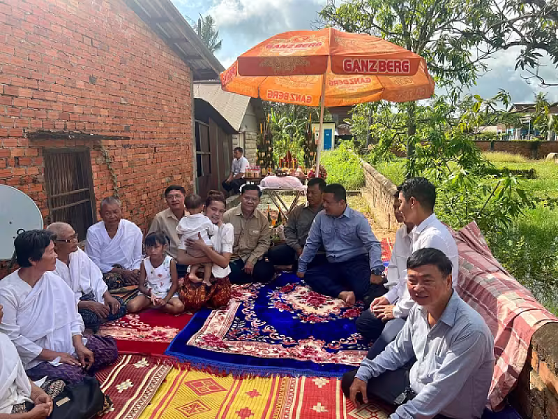 ឧត្តមសេនីយ៍ទោ ហួត សុធី ដឹកនាំក្រុមការងាររៀបចំពិធីសែនក្រុងពាលីសង់ផ្ទះជូនភរិយាកងទ័ពឈរជើងនៅប្រាសាទតាមាន់  - Image 5