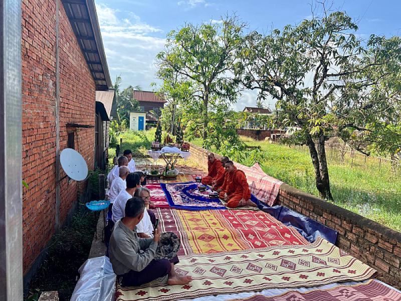 ឧត្តមសេនីយ៍ទោ ហួត សុធី ដឹកនាំក្រុមការងាររៀបចំពិធីសែនក្រុងពាលីសង់ផ្ទះជូនភរិយាកងទ័ពឈរជើងនៅប្រាសាទតាមាន់  - Image 6