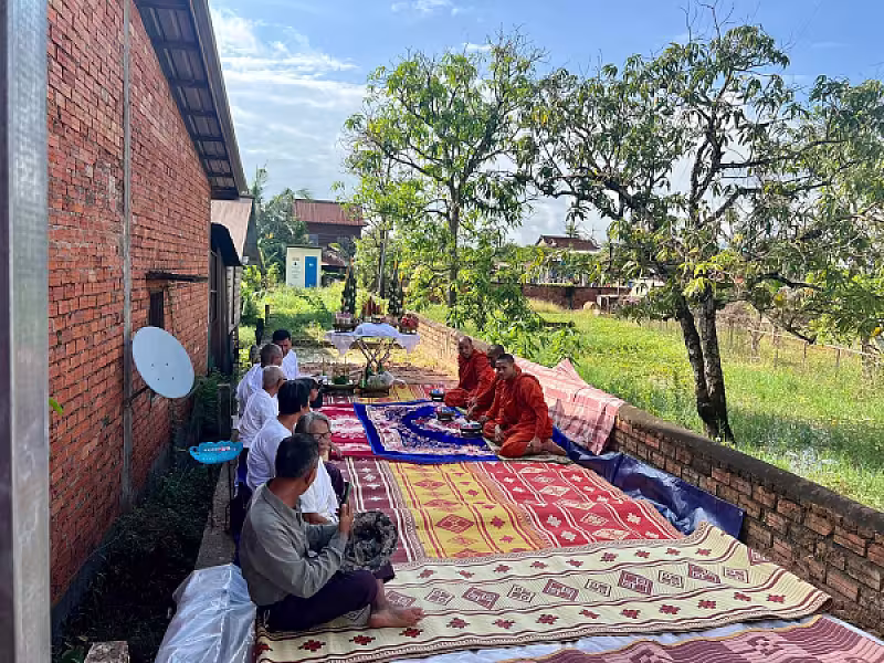 ឧត្តមសេនីយ៍ទោ ហួត សុធី ដឹកនាំក្រុមការងាររៀបចំពិធីសែនក្រុងពាលីសង់ផ្ទះជូនភរិយាកងទ័ពឈរជើងនៅប្រាសាទតាមាន់  - Image 6