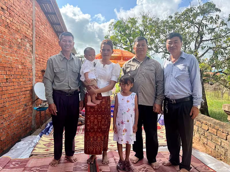 ឧត្តមសេនីយ៍ទោ ហួត សុធី ដឹកនាំក្រុមការងាររៀបចំពិធីសែនក្រុងពាលីសង់ផ្ទះជូនភរិយាកងទ័ពឈរជើងនៅប្រាសាទតាមាន់  - Image 7