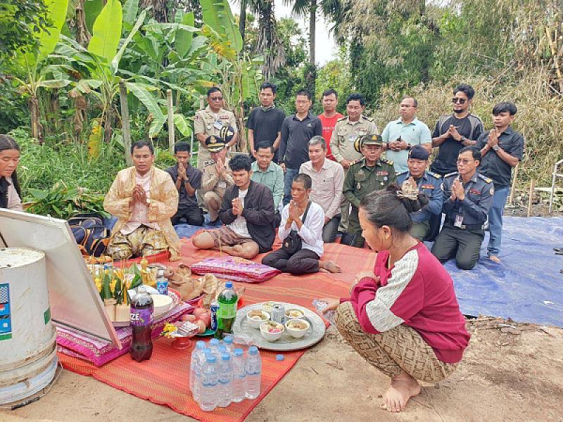 ឧត្តមសេនីយ៍ទោ ចៅ វ៉ាន់ហេង ដឹកនាំក្រុមការងាររៀបចំពិធីសែនក្រុងពាលីសង់ផ្ទះមួយខ្នងជូនភរិយាវីរកងទ័ពជួរមុខ