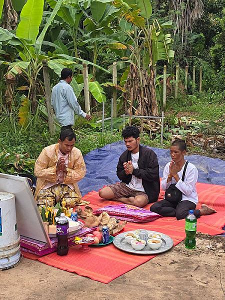 ឧត្តមសេនីយ៍ទោ ចៅ វ៉ាន់ហេង ដឹកនាំក្រុមការងាររៀបចំពិធីសែនក្រុងពាលីសង់ផ្ទះមួយខ្នងជូនភរិយាវីរកងទ័ពជួរមុខ - Image 2