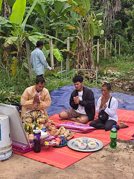 ឧត្តមសេនីយ៍ទោ ចៅ វ៉ាន់ហេង ដឹកនាំក្រុមការងាររៀបចំពិធីសែនក្រុងពាលីសង់ផ្ទះមួយខ្នងជូនភរិយាវីរកងទ័ពជួរមុខ - Image 2