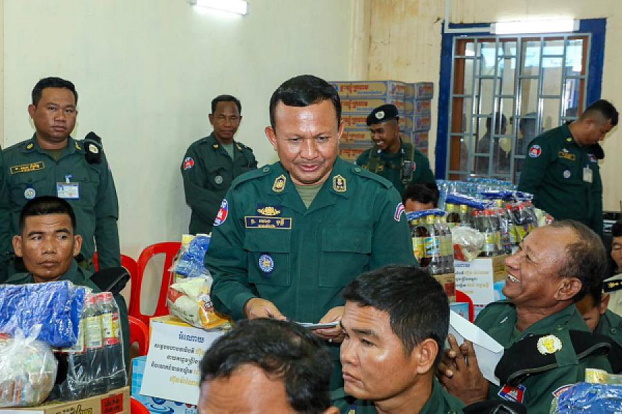 មន្រ្តីនគរបាលជាតិ និងនិវត្តន៍ជន ក្នុងខេត្តកំពង់ចាម ចំនួន ២៥នាក់ ទទួលបានអំណោយពីសម្ដេចធិបតី  - Image 4