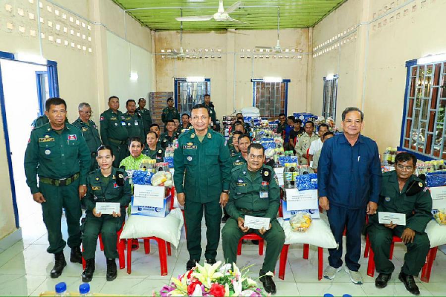 មន្រ្តីនគរបាលជាតិ និងនិវត្តន៍ជន ក្នុងខេត្តកំពង់ចាម ចំនួន ២៥នាក់ ទទួលបានអំណោយពីសម្ដេចធិបតី  - Image 5