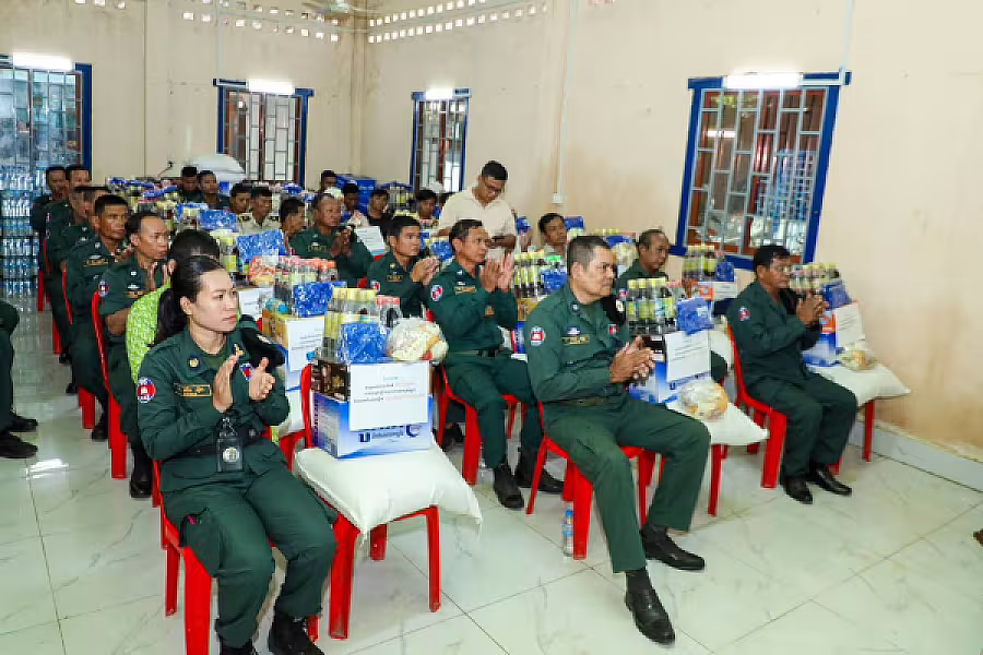 មន្រ្តីនគរបាលជាតិ និងនិវត្តន៍ជន ក្នុងខេត្តកំពង់ចាម ចំនួន ២៥នាក់ ទទួលបានអំណោយពីសម្ដេចធិបតី  - Image 6