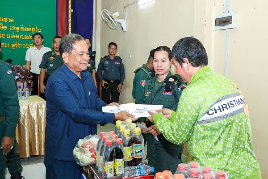 មន្រ្តីនគរបាលជាតិ និងនិវត្តន៍ជន ក្នុងខេត្តកំពង់ចាម ចំនួន ២៥នាក់ ទទួលបានអំណោយពីសម្ដេចធិបតី  - Image 7