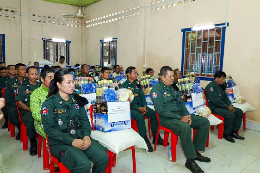 មន្រ្តីនគរបាលជាតិ និងនិវត្តន៍ជន ក្នុងខេត្តកំពង់ចាម ចំនួន ២៥នាក់ ទទួលបានអំណោយពីសម្ដេចធិបតី  - Image 8