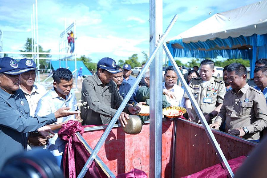 ឯកឧត្តម គន់ គីម អញ្ជើញជាអធិបតីក្នុងពិធីបញ្ចុះបឋមសិលាសាងសង់ផ្ទះជូនអតីតយុទ្ធជន ស្រុកគាស់ក្រឡ ខេត្តបាត់ដំបង - Image 2