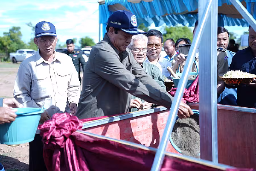 ឯកឧត្តម គន់ គីម អញ្ជើញជាអធិបតីក្នុងពិធីបញ្ចុះបឋមសិលាសាងសង់ផ្ទះជូនអតីតយុទ្ធជន ស្រុកគាស់ក្រឡ ខេត្តបាត់ដំបង - Image 5