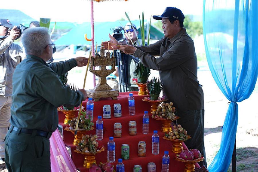 ឯកឧត្តម គន់ គីម អញ្ជើញជាអធិបតីក្នុងពិធីបញ្ចុះបឋមសិលាសាងសង់ផ្ទះជូនអតីតយុទ្ធជន ស្រុកគាស់ក្រឡ ខេត្តបាត់ដំបង - Image 6