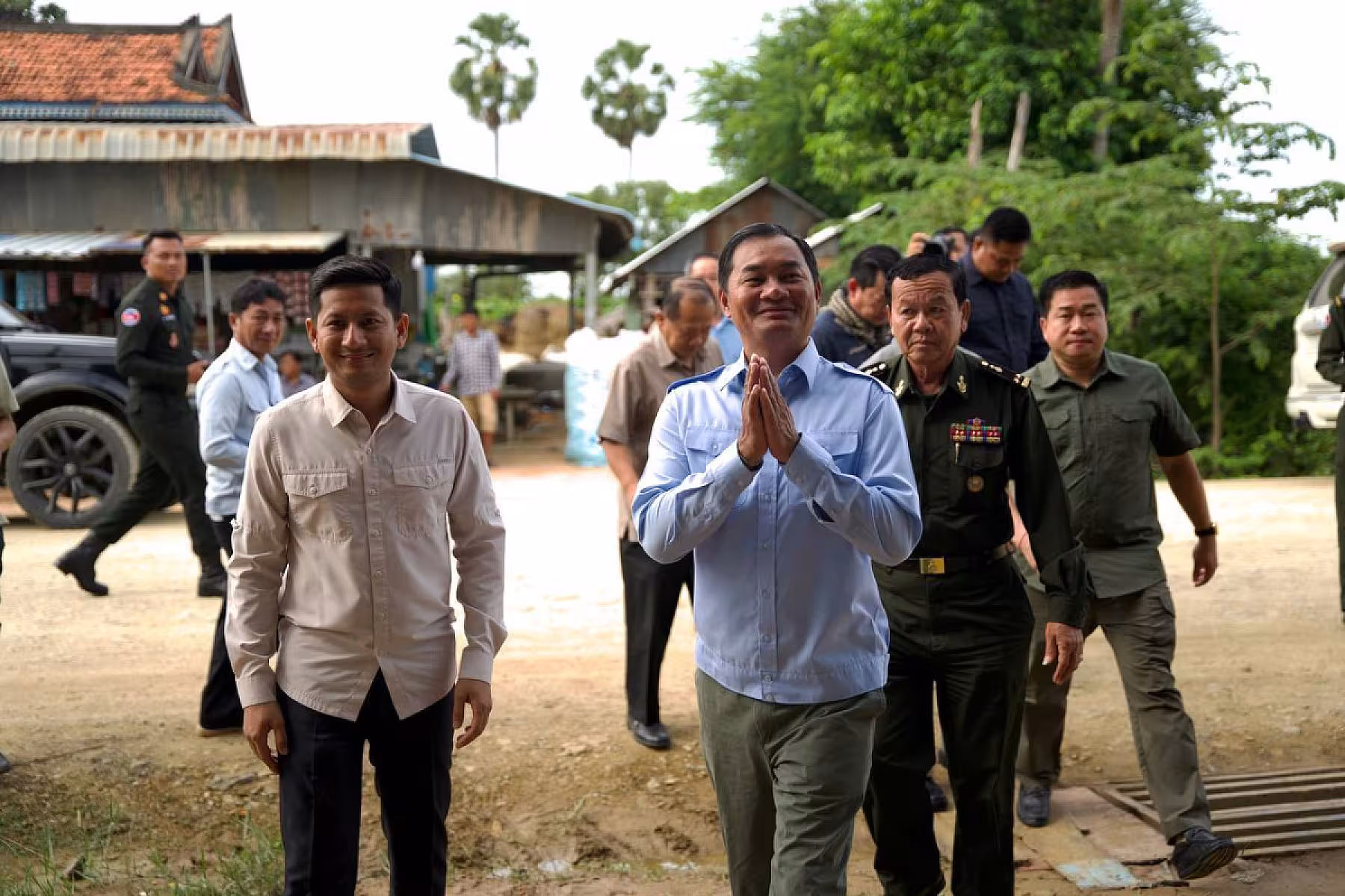 ឯកឧត្តម ជាម ច័ន្ទសោភ័ណ អញ្ជើញចុះសួរសុខទុក្ខពលបាលឯកមួយរូបកំពុងសម្រាកព្យាបាលនៅស្រុកកំណើតបន្ទាប់ពីរបួសនៅទិសប្រាសាទតាក្របី 