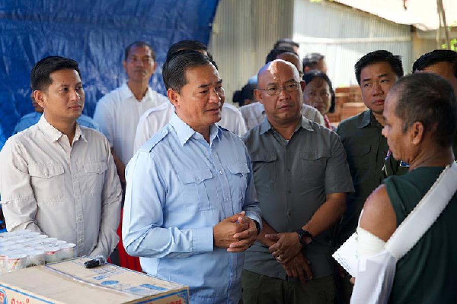 ឯកឧត្តម ជាម ច័ន្ទសោភ័ណ អញ្ជើញចុះសួរសុខទុក្ខពលបាលឯកមួយរូបកំពុងសម្រាកព្យាបាលនៅស្រុកកំណើតបន្ទាប់ពីរបួសនៅទិសប្រាសាទតាក្របី  - Image 2