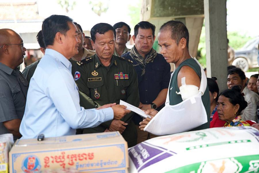 ឯកឧត្តម ជាម ច័ន្ទសោភ័ណ អញ្ជើញចុះសួរសុខទុក្ខពលបាលឯកមួយរូបកំពុងសម្រាកព្យាបាលនៅស្រុកកំណើតបន្ទាប់ពីរបួសនៅទិសប្រាសាទតាក្របី  - Image 4