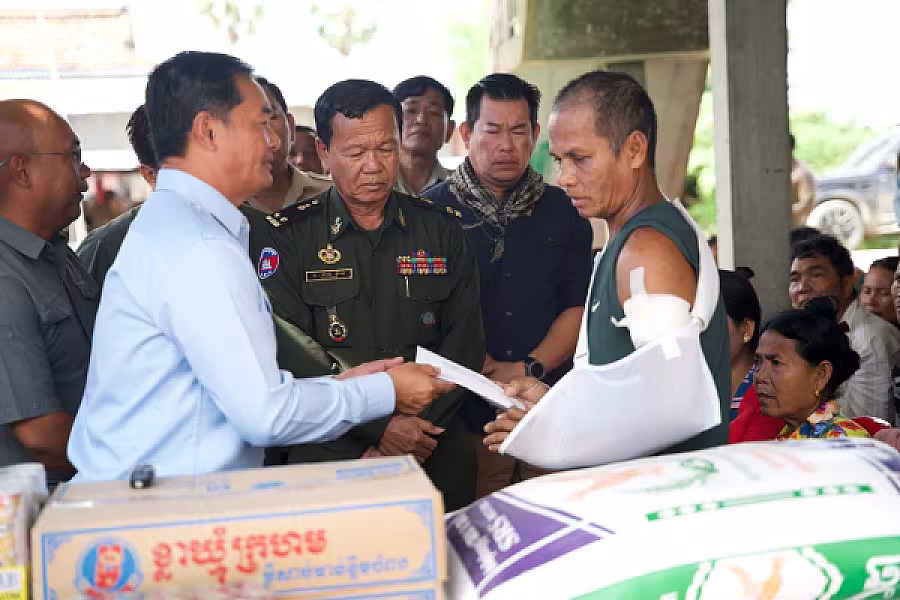 ឯកឧត្តម ជាម ច័ន្ទសោភ័ណ អញ្ជើញចុះសួរសុខទុក្ខពលបាលឯកមួយរូបកំពុងសម្រាកព្យាបាលនៅស្រុកកំណើតបន្ទាប់ពីរបួសនៅទិសប្រាសាទតាក្របី  - Image 4