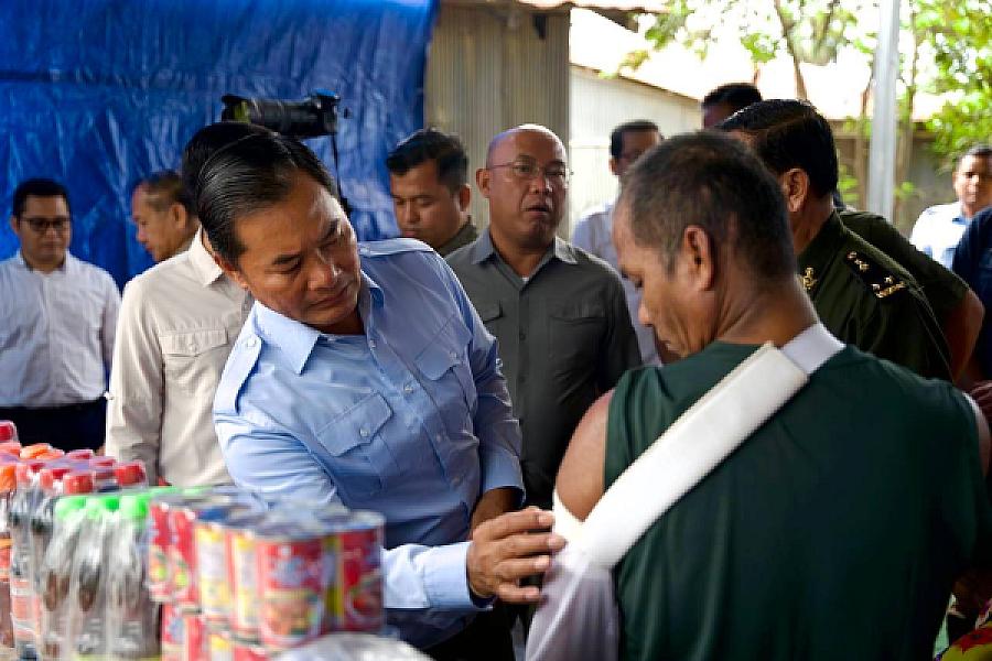 ឯកឧត្តម ជាម ច័ន្ទសោភ័ណ អញ្ជើញចុះសួរសុខទុក្ខពលបាលឯកមួយរូបកំពុងសម្រាកព្យាបាលនៅស្រុកកំណើតបន្ទាប់ពីរបួសនៅទិសប្រាសាទតាក្របី  - Image 5