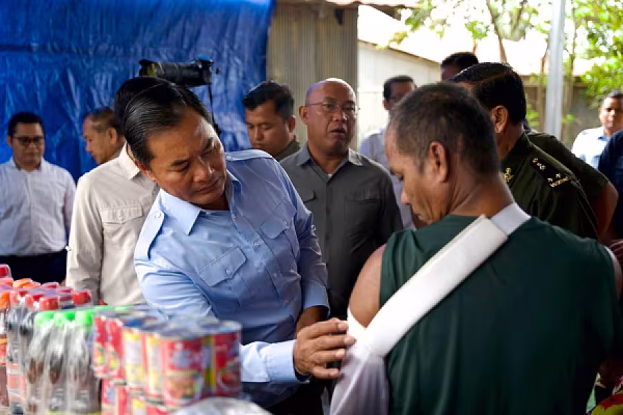 ឯកឧត្តម ជាម ច័ន្ទសោភ័ណ អញ្ជើញចុះសួរសុខទុក្ខពលបាលឯកមួយរូបកំពុងសម្រាកព្យាបាលនៅស្រុកកំណើតបន្ទាប់ពីរបួសនៅទិសប្រាសាទតាក្របី  - Image 5