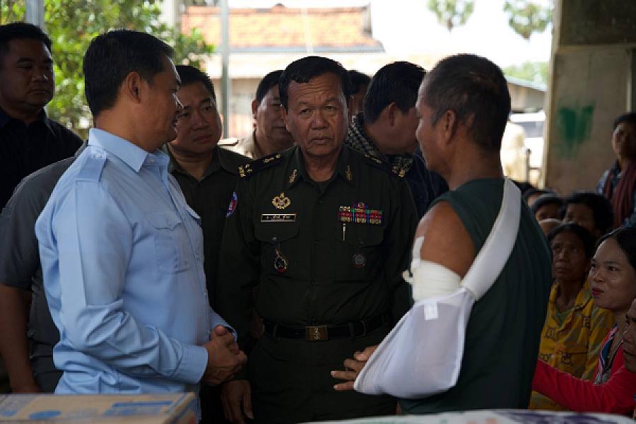 ឯកឧត្តម ជាម ច័ន្ទសោភ័ណ អញ្ជើញចុះសួរសុខទុក្ខពលបាលឯកមួយរូបកំពុងសម្រាកព្យាបាលនៅស្រុកកំណើតបន្ទាប់ពីរបួសនៅទិសប្រាសាទតាក្របី  - Image 6