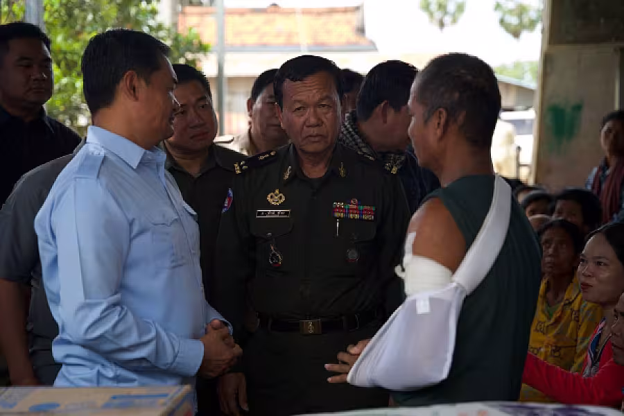 ឯកឧត្តម ជាម ច័ន្ទសោភ័ណ អញ្ជើញចុះសួរសុខទុក្ខពលបាលឯកមួយរូបកំពុងសម្រាកព្យាបាលនៅស្រុកកំណើតបន្ទាប់ពីរបួសនៅទិសប្រាសាទតាក្របី  - Image 6