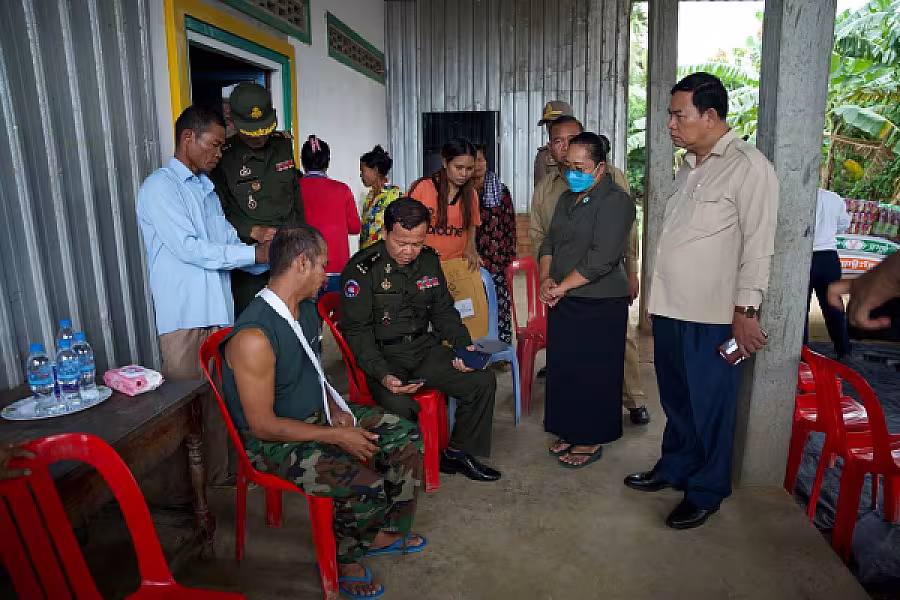 ឯកឧត្តម ជាម ច័ន្ទសោភ័ណ អញ្ជើញចុះសួរសុខទុក្ខពលបាលឯកមួយរូបកំពុងសម្រាកព្យាបាលនៅស្រុកកំណើតបន្ទាប់ពីរបួសនៅទិសប្រាសាទតាក្របី  - Image 7