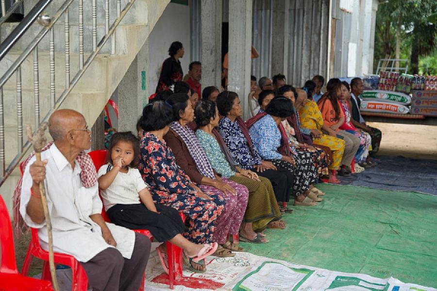 ឯកឧត្តម ជាម ច័ន្ទសោភ័ណ អញ្ជើញចុះសួរសុខទុក្ខពលបាលឯកមួយរូបកំពុងសម្រាកព្យាបាលនៅស្រុកកំណើតបន្ទាប់ពីរបួសនៅទិសប្រាសាទតាក្របី  - Image 8