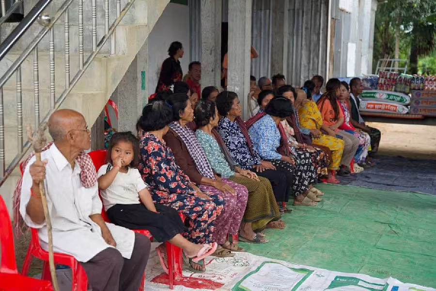 ឯកឧត្តម ជាម ច័ន្ទសោភ័ណ អញ្ជើញចុះសួរសុខទុក្ខពលបាលឯកមួយរូបកំពុងសម្រាកព្យាបាលនៅស្រុកកំណើតបន្ទាប់ពីរបួសនៅទិសប្រាសាទតាក្របី  - Image 8