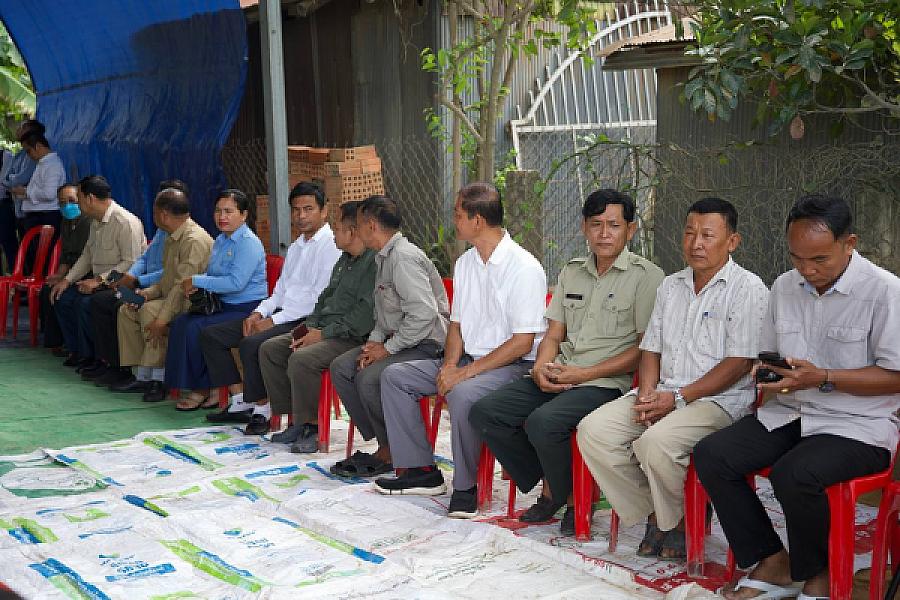 ឯកឧត្តម ជាម ច័ន្ទសោភ័ណ អញ្ជើញចុះសួរសុខទុក្ខពលបាលឯកមួយរូបកំពុងសម្រាកព្យាបាលនៅស្រុកកំណើតបន្ទាប់ពីរបួសនៅទិសប្រាសាទតាក្របី  - Image 9