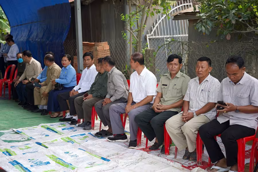 ឯកឧត្តម ជាម ច័ន្ទសោភ័ណ អញ្ជើញចុះសួរសុខទុក្ខពលបាលឯកមួយរូបកំពុងសម្រាកព្យាបាលនៅស្រុកកំណើតបន្ទាប់ពីរបួសនៅទិសប្រាសាទតាក្របី  - Image 9