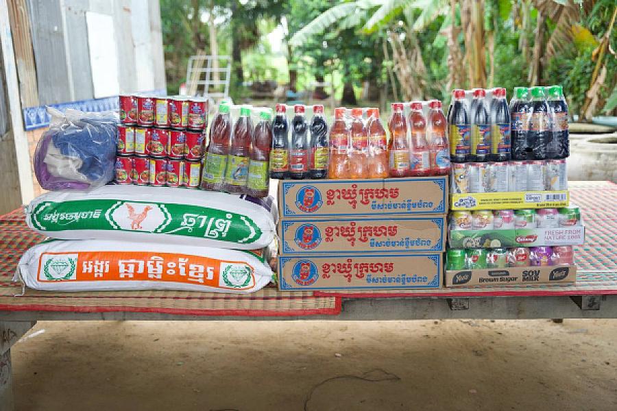 ឯកឧត្តម ជាម ច័ន្ទសោភ័ណ អញ្ជើញចុះសួរសុខទុក្ខពលបាលឯកមួយរូបកំពុងសម្រាកព្យាបាលនៅស្រុកកំណើតបន្ទាប់ពីរបួសនៅទិសប្រាសាទតាក្របី  - Image 10