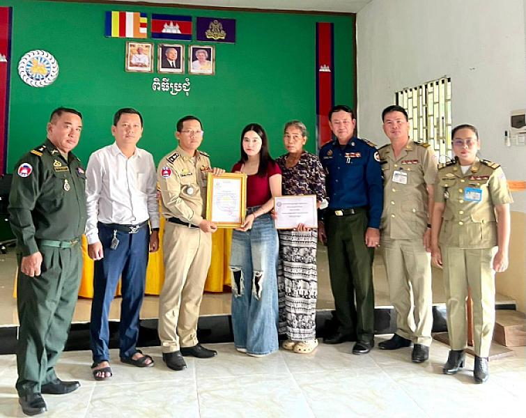 ស.អ.ក ខេត្តកំពង់ចាម នាំយកថវិកាបេឡាមរណសង្គ្រោះជូនគ្រួសារសពអតីតយុទ្ធជន២គ្រួសារ