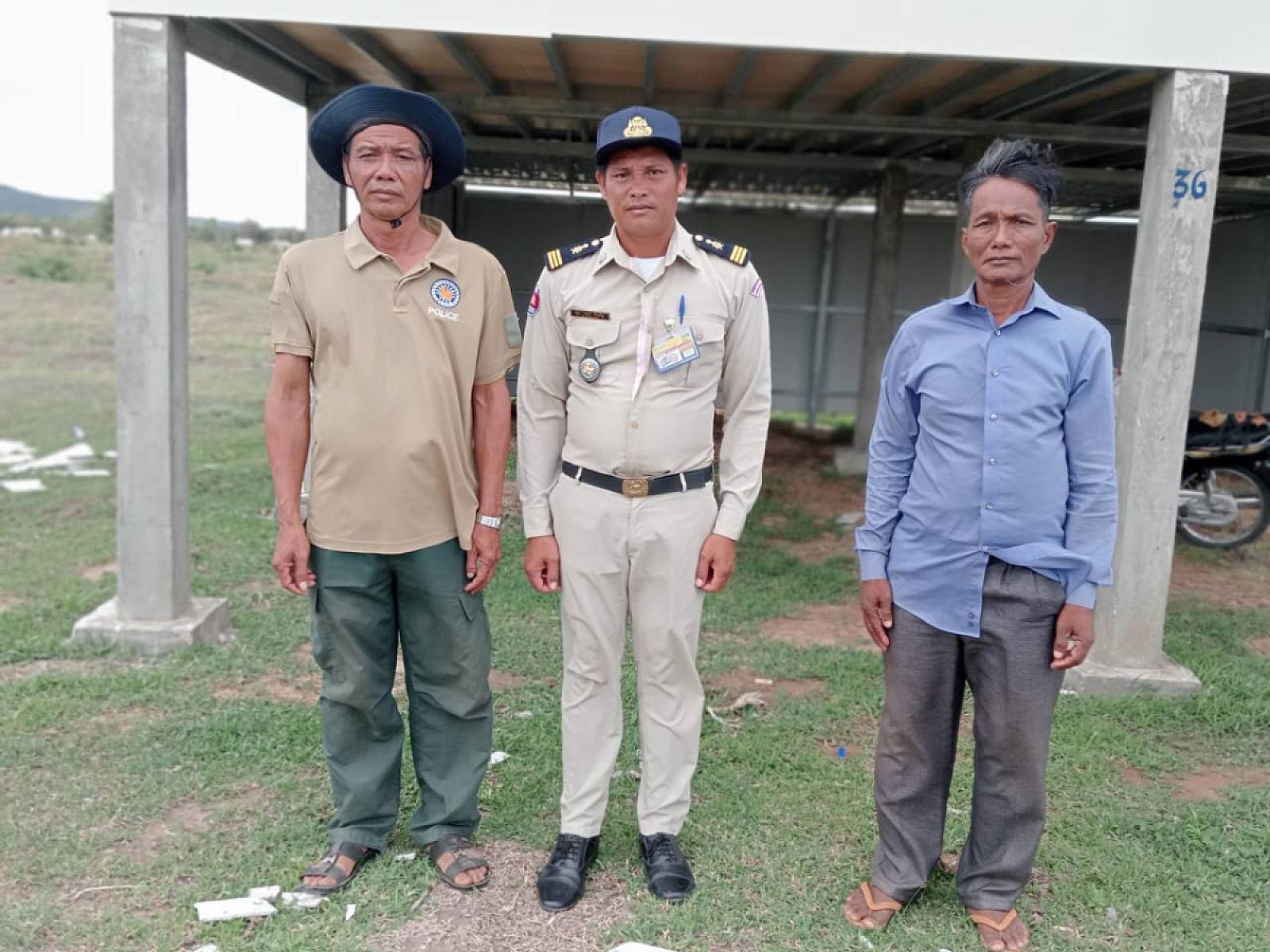 កម្លាំងប៉ុស្តិ៍នគរបាលដូនបាដឹកនាំក្រុមការងារចុះបោះពុងផ្លូវក្នុងភូមិអតីតយុទ្ធជនខេត្តបាត់ដំបង