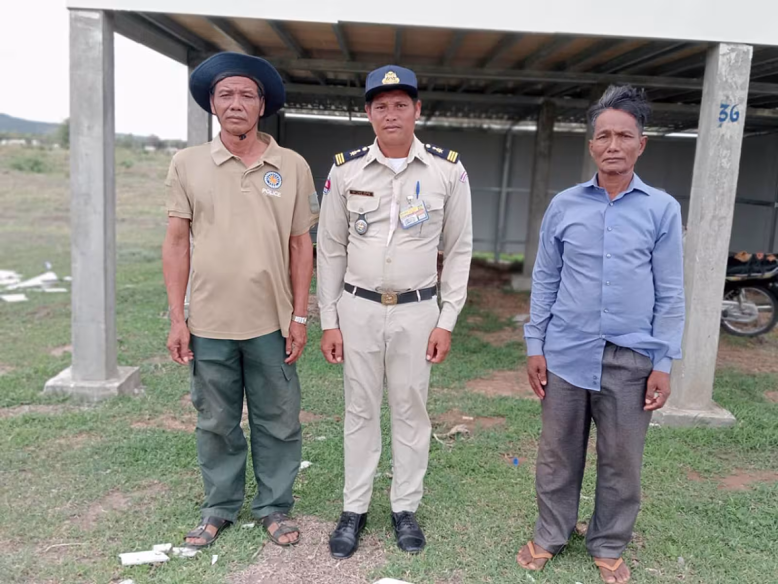 កម្លាំងប៉ុស្តិ៍នគរបាលដូនបាដឹកនាំក្រុមការងារចុះបោះពុងផ្លូវក្នុងភូមិអតីតយុទ្ធជនខេត្តបាត់ដំបង