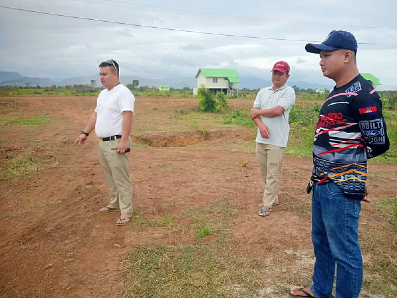 កម្លាំងប៉ុស្តិ៍នគរបាលដូនបាដឹកនាំក្រុមការងារចុះបោះពុងផ្លូវក្នុងភូមិអតីតយុទ្ធជនខេត្តបាត់ដំបង - Image 2