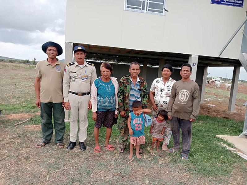 កម្លាំងប៉ុស្តិ៍នគរបាលដូនបាដឹកនាំក្រុមការងារចុះបោះពុងផ្លូវក្នុងភូមិអតីតយុទ្ធជនខេត្តបាត់ដំបង - Image 3