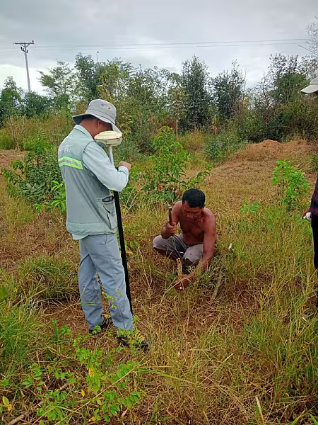 កម្លាំងប៉ុស្តិ៍នគរបាលដូនបាដឹកនាំក្រុមការងារចុះបោះពុងផ្លូវក្នុងភូមិអតីតយុទ្ធជនខេត្តបាត់ដំបង - Image 5