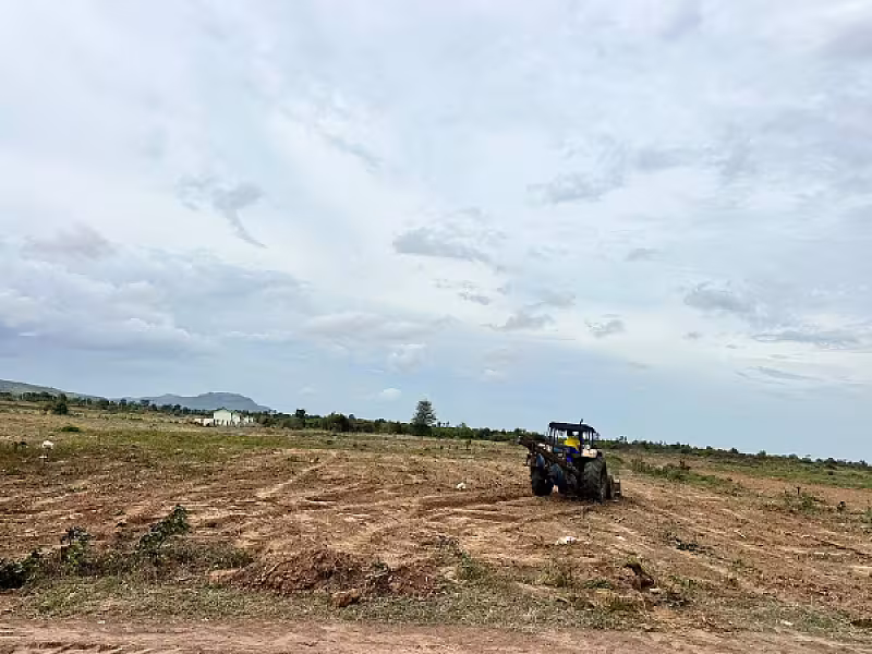 កម្លាំងប៉ុស្តិ៍នគរបាលដូនបាដឹកនាំក្រុមការងារចុះបោះពុងផ្លូវក្នុងភូមិអតីតយុទ្ធជនខេត្តបាត់ដំបង - Image 9