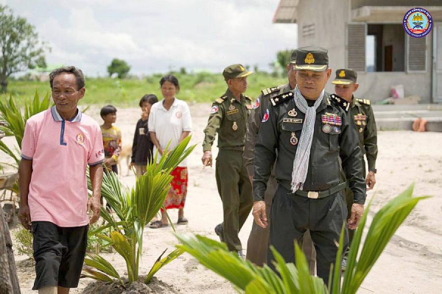 ស.អ.ក ខេត្តកំពង់ឆ្នាំង ដឹកនាំក្រុមការងារ ចុះពិនិត្យជីវភាពរស់នៅ និងនាំយកអំណោយរបស់សម្ដេចធិបតីជូនគ្រួសារអតីតយុទ្ធជន៣គ្រួសារ 