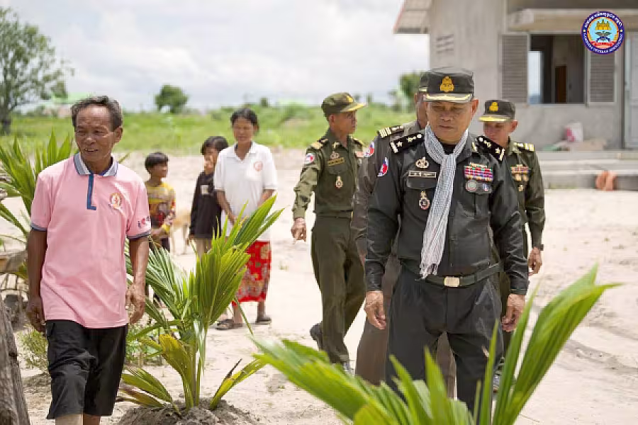 ស.អ.ក ខេត្តកំពង់ឆ្នាំង ដឹកនាំក្រុមការងារ ចុះពិនិត្យជីវភាពរស់នៅ និងនាំយកអំណោយរបស់សម្ដេចធិបតីជូនគ្រួសារអតីតយុទ្ធជន៣គ្រួសារ 