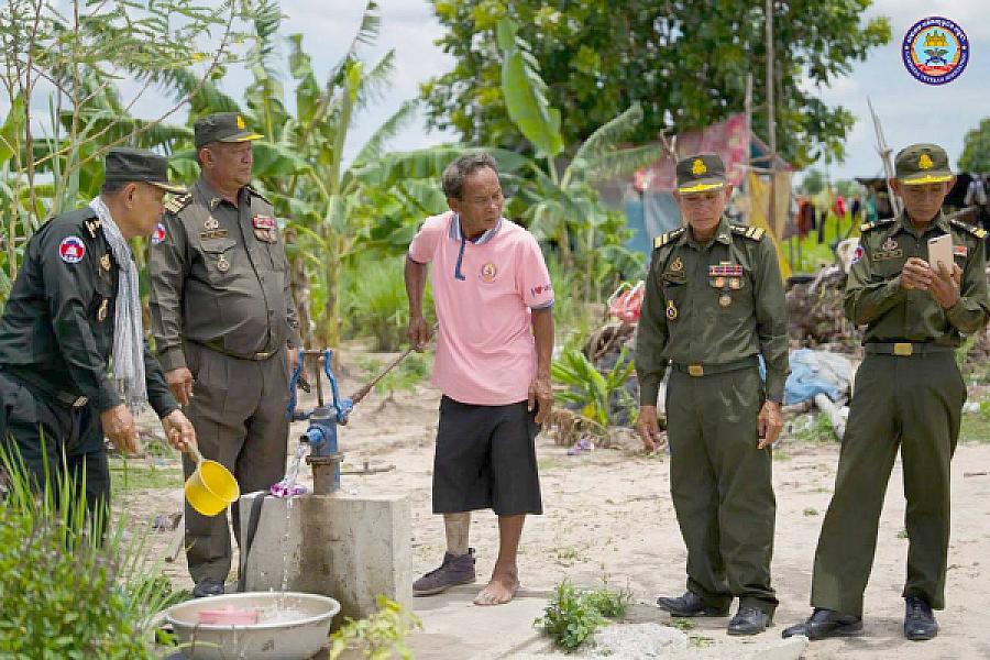 ស.អ.ក ខេត្តកំពង់ឆ្នាំង ដឹកនាំក្រុមការងារ ចុះពិនិត្យជីវភាពរស់នៅ និងនាំយកអំណោយរបស់សម្ដេចធិបតីជូនគ្រួសារអតីតយុទ្ធជន៣គ្រួសារ  - Image 2
