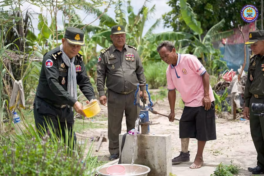 ស.អ.ក ខេត្តកំពង់ឆ្នាំង ដឹកនាំក្រុមការងារ ចុះពិនិត្យជីវភាពរស់នៅ និងនាំយកអំណោយរបស់សម្ដេចធិបតីជូនគ្រួសារអតីតយុទ្ធជន៣គ្រួសារ  - Image 3