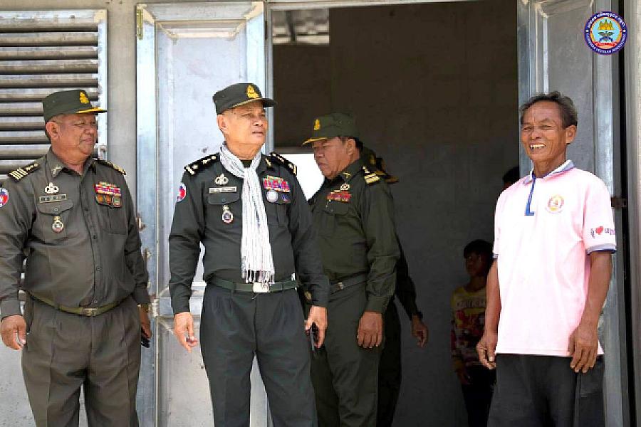 ស.អ.ក ខេត្តកំពង់ឆ្នាំង ដឹកនាំក្រុមការងារ ចុះពិនិត្យជីវភាពរស់នៅ និងនាំយកអំណោយរបស់សម្ដេចធិបតីជូនគ្រួសារអតីតយុទ្ធជន៣គ្រួសារ  - Image 4