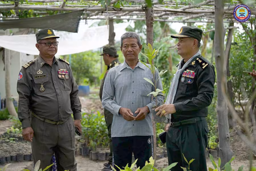 ស.អ.ក ខេត្តកំពង់ឆ្នាំង ដឹកនាំក្រុមការងារ ចុះពិនិត្យជីវភាពរស់នៅ និងនាំយកអំណោយរបស់សម្ដេចធិបតីជូនគ្រួសារអតីតយុទ្ធជន៣គ្រួសារ  - Image 5