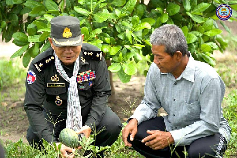 ស.អ.ក ខេត្តកំពង់ឆ្នាំង ដឹកនាំក្រុមការងារ ចុះពិនិត្យជីវភាពរស់នៅ និងនាំយកអំណោយរបស់សម្ដេចធិបតីជូនគ្រួសារអតីតយុទ្ធជន៣គ្រួសារ  - Image 6