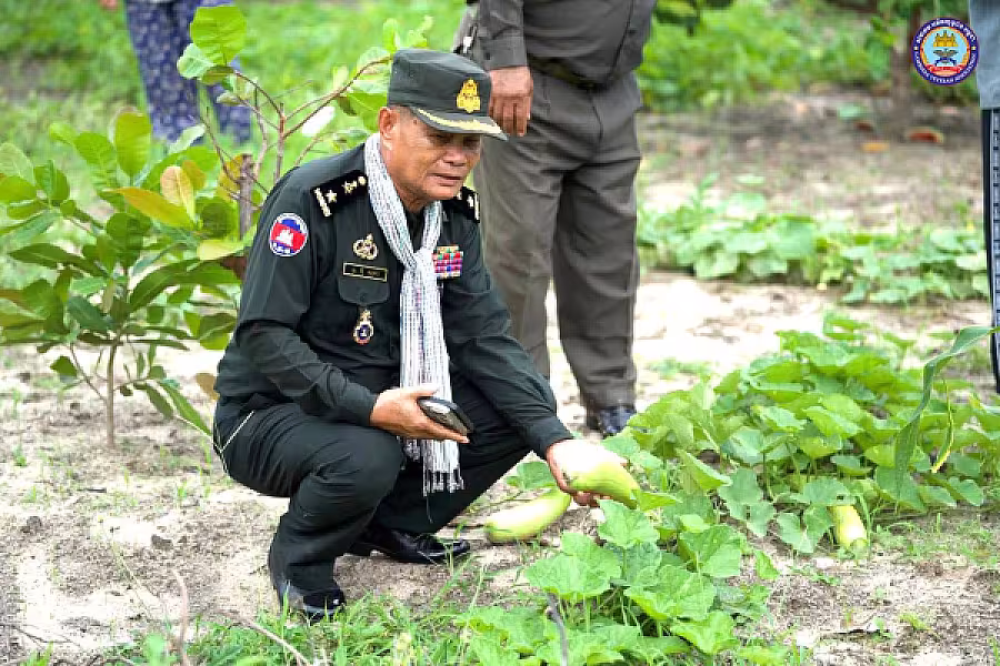 ស.អ.ក ខេត្តកំពង់ឆ្នាំង ដឹកនាំក្រុមការងារ ចុះពិនិត្យជីវភាពរស់នៅ និងនាំយកអំណោយរបស់សម្ដេចធិបតីជូនគ្រួសារអតីតយុទ្ធជន៣គ្រួសារ  - Image 7