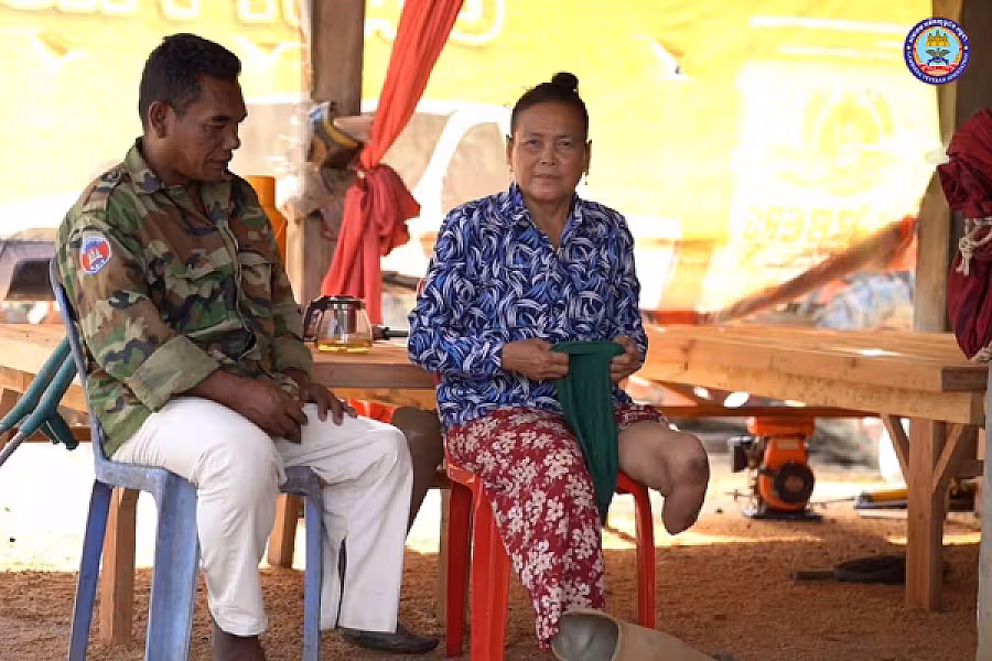 ស.អ.ក ខេត្តកំពង់ឆ្នាំង ដឹកនាំក្រុមការងារ ចុះពិនិត្យជីវភាពរស់នៅ និងនាំយកអំណោយរបស់សម្ដេចធិបតីជូនគ្រួសារអតីតយុទ្ធជន៣គ្រួសារ  - Image 8