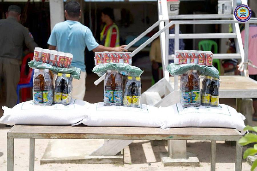 ស.អ.ក ខេត្តកំពង់ឆ្នាំង ដឹកនាំក្រុមការងារ ចុះពិនិត្យជីវភាពរស់នៅ និងនាំយកអំណោយរបស់សម្ដេចធិបតីជូនគ្រួសារអតីតយុទ្ធជន៣គ្រួសារ  - Image 9