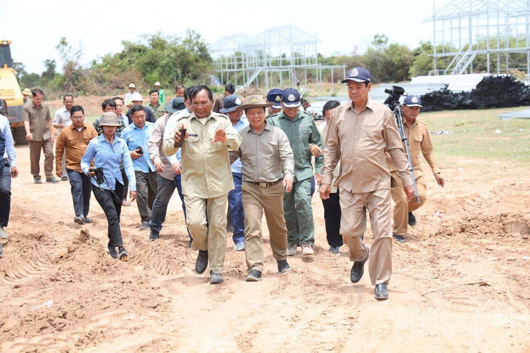 ឯកឧត្តមកិត្តិសង្គហបណ្ឌិត គន់ គីម អញ្ជើញពិនិត្យការកសាងហេដ្ឋារចនាសម្ព័ន្ធ និងសាងសង់ផ្ទះជូនអតីតយុទ្ធជននៅខេត្តបាត់ដំបង